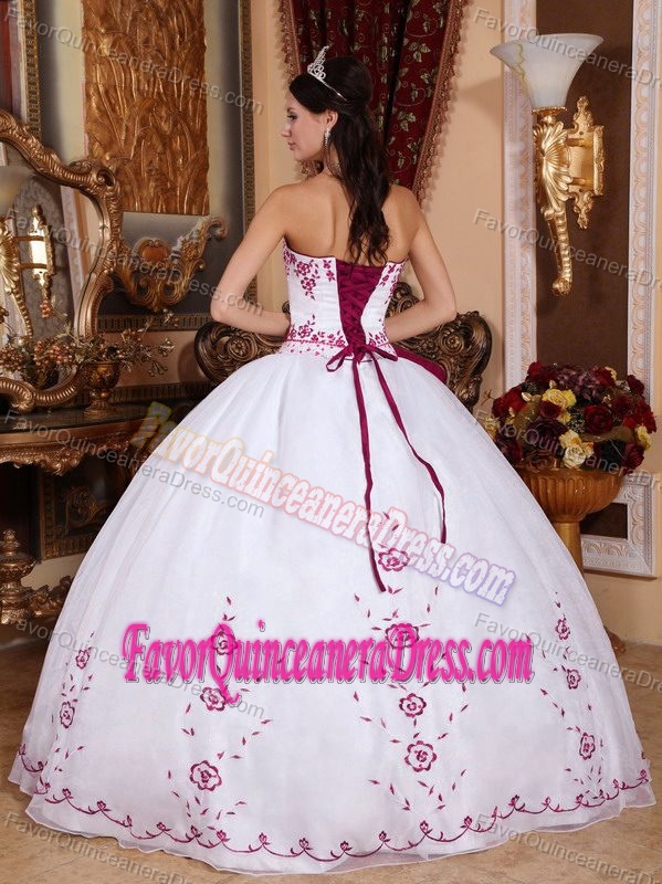 Dramatic White Floor-length Organza Quinceanera Dress with Embroidery