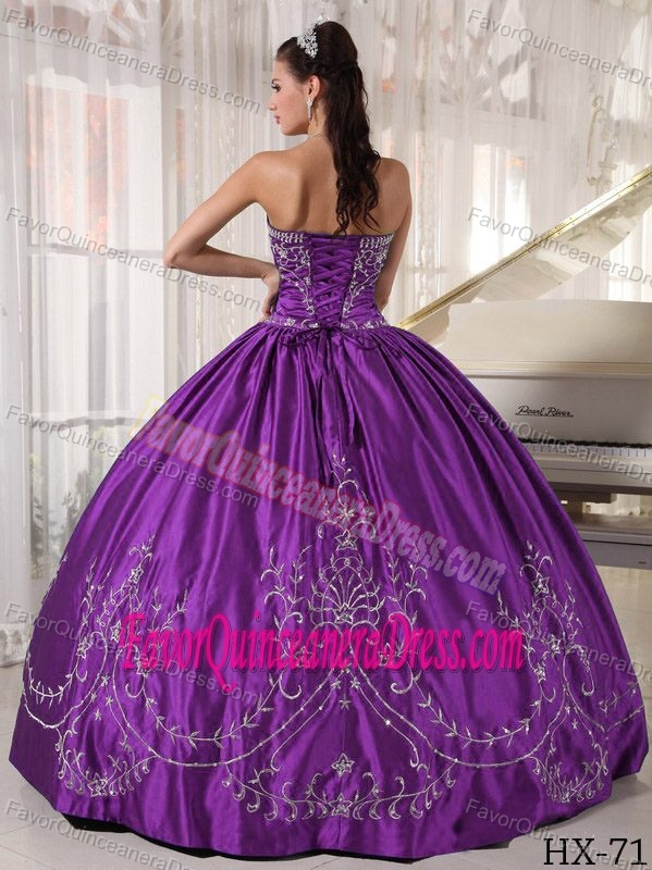 Elegant Strapless Purple Satin Quinceanera Gown Dress with Embroidery