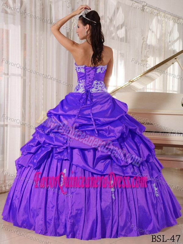 Popular Appliqued Sweetheart Purple Taffeta Quinces Dress with Pick-ups